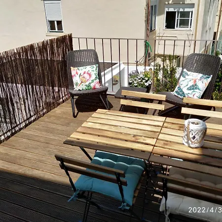Apartment Retiro Da Graca: Stylish Sunny Apt With A Balcony Lisbon