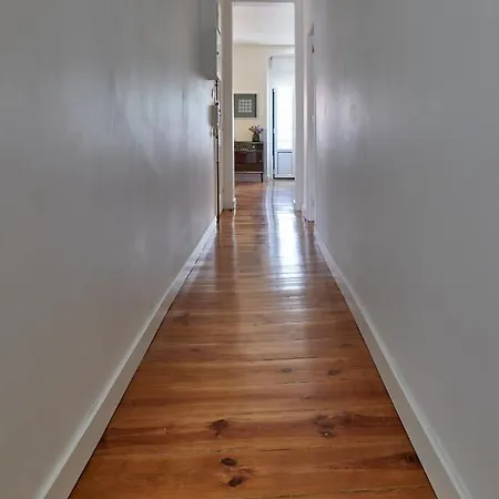 Apartment Retiro Da Graca: Stylish Sunny Apt With A Balcony Lisbon