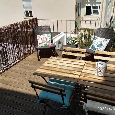 Apartment Retiro Da Graca: Stylish Sunny Apt With A Balcony Lissabon